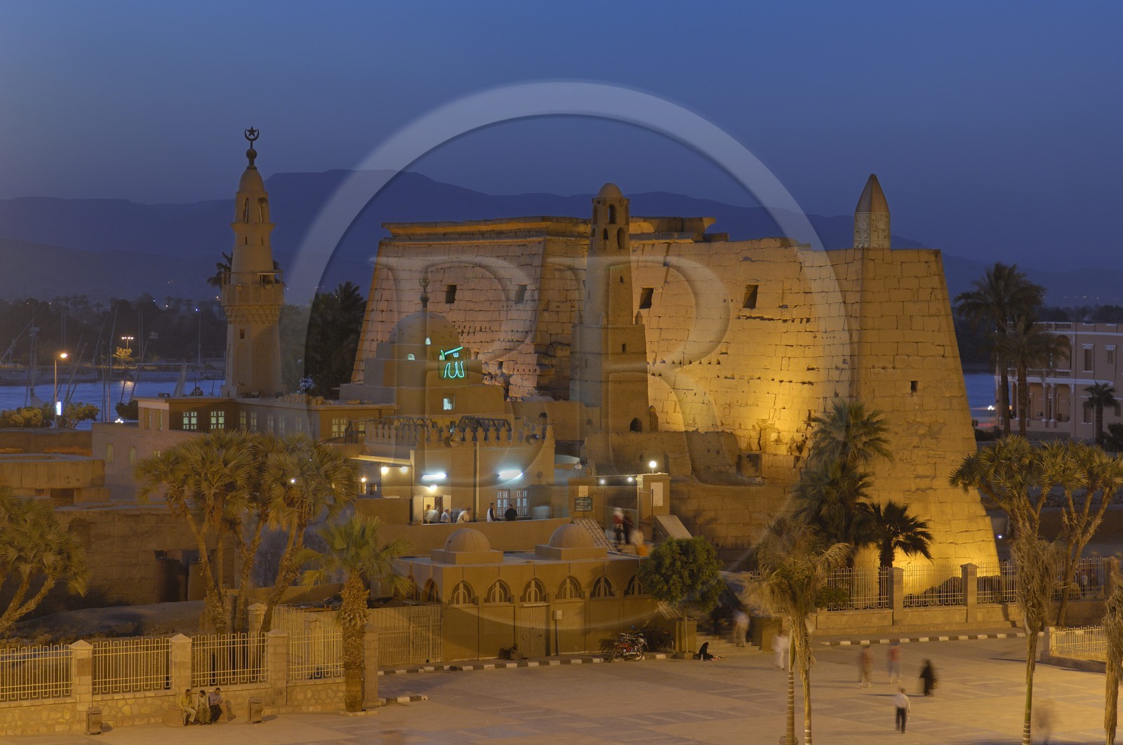Egypte, Haute Egypte, vallée du Nil, temple de Louxor au crépuscule, classé Patrimoine Mondial de l'UNESCO