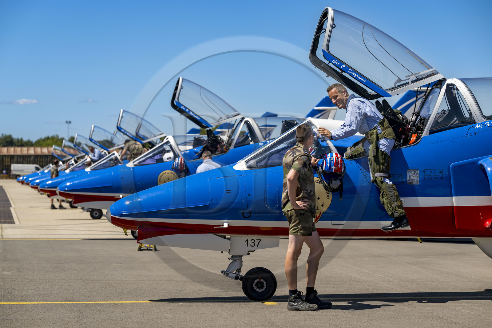 France, Bouches-du-Rhône (13), Salon-de-Provence, base aerienne 701, base de la Patrouille de France (PAF pour Patrouille acrobatique de France) de l'Armée de l'air et de l'espace française, le pilote, le capitaine Cédric Queyranne, termine de se préparer aux côtés de l'adjudant Nicolas Renard, son mécanicien, pour un vol à bord de son avion Alphajet