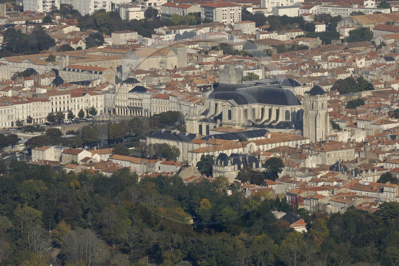 France, Charente-Maritime (17), La Rochelle, cathédrale Saint-Louis (vue aérienne)