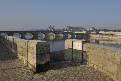 France, Loir et Cher (41), Vallée de la Loire classée au Patrimoine Mondial de l'UNESCO, Blois, les quais et le Pont Jacques Gabriel