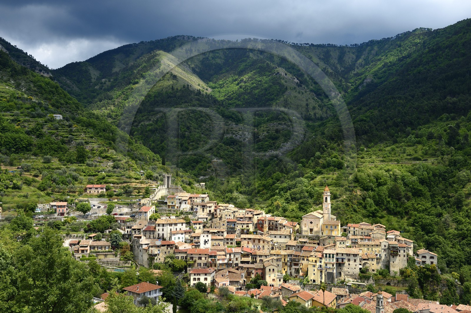 France, Alpes-Maritimes (06), le village perché de Lucéram, la tour du 14e siècle à gauche et l'église Sainte-Marguerite sur la droite