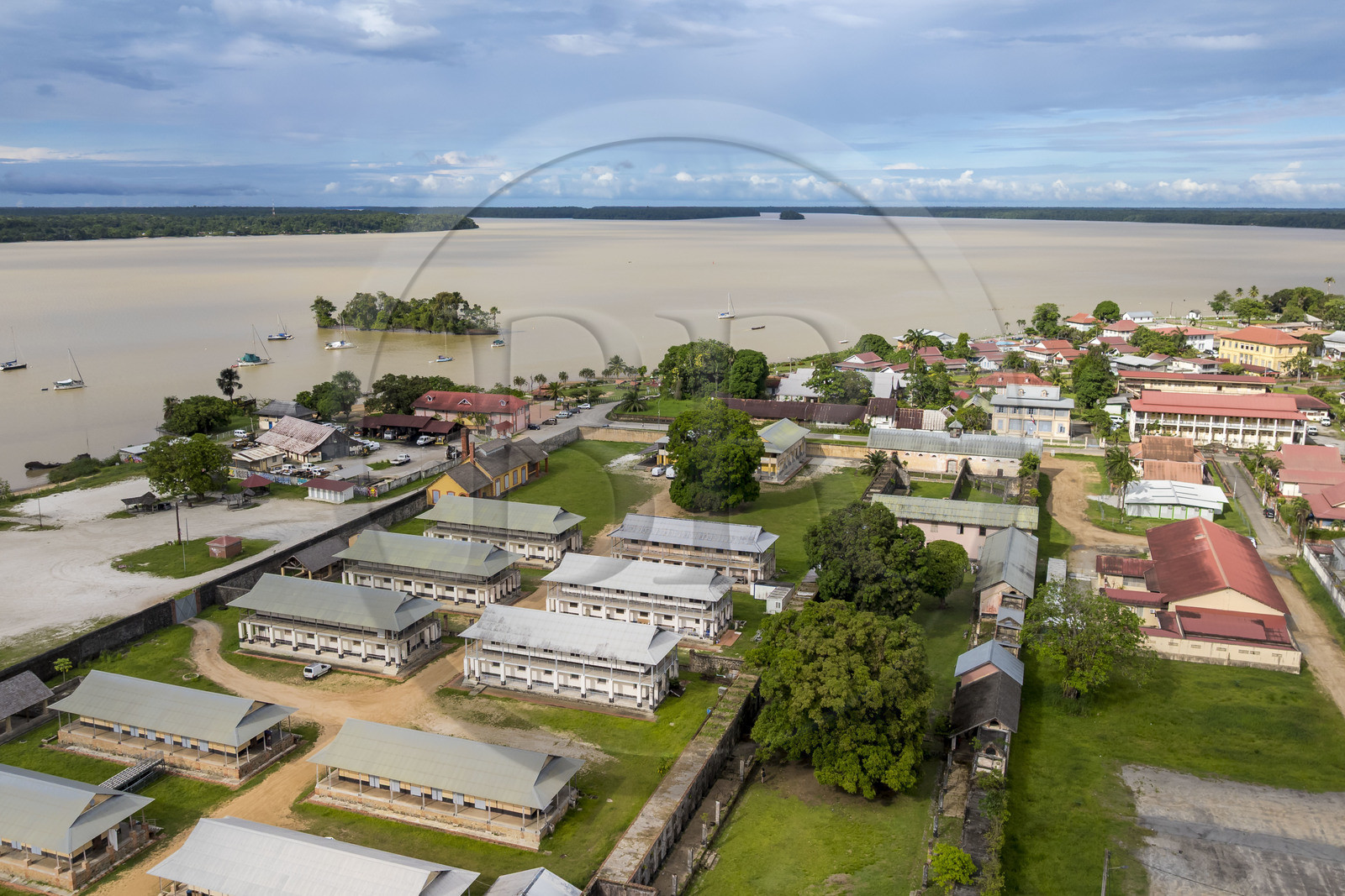 France, Guyane, Saint-Laurent-du-Maroni, bagne ou Camp de la Transportation, en bordure du fleuve Maroni (vue aérienne)