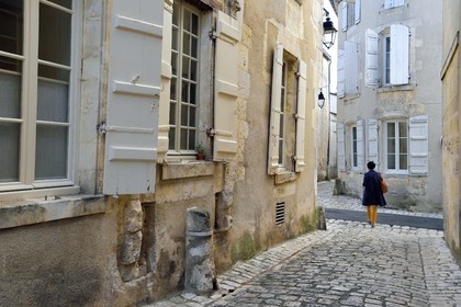 France, Charente (16), Cognac, quartier médiéval du vieux Cognac, dans la rue Henri Germain