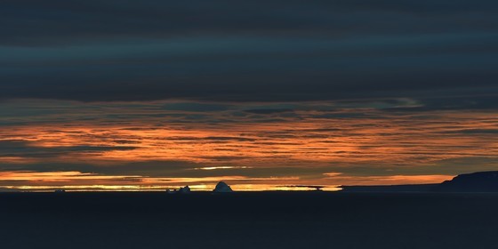Groenland, cote ouest, baie de Baffin, icebergs dans le Smith sound au crépuscule