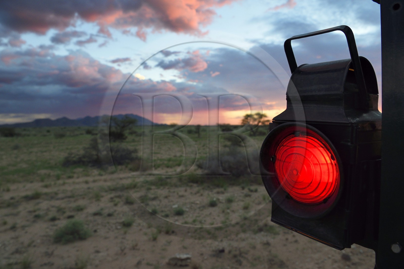 Namibie, région de Erongo, le train Shongololo express traversant le bush namibien, lanterne à l'arrière du train