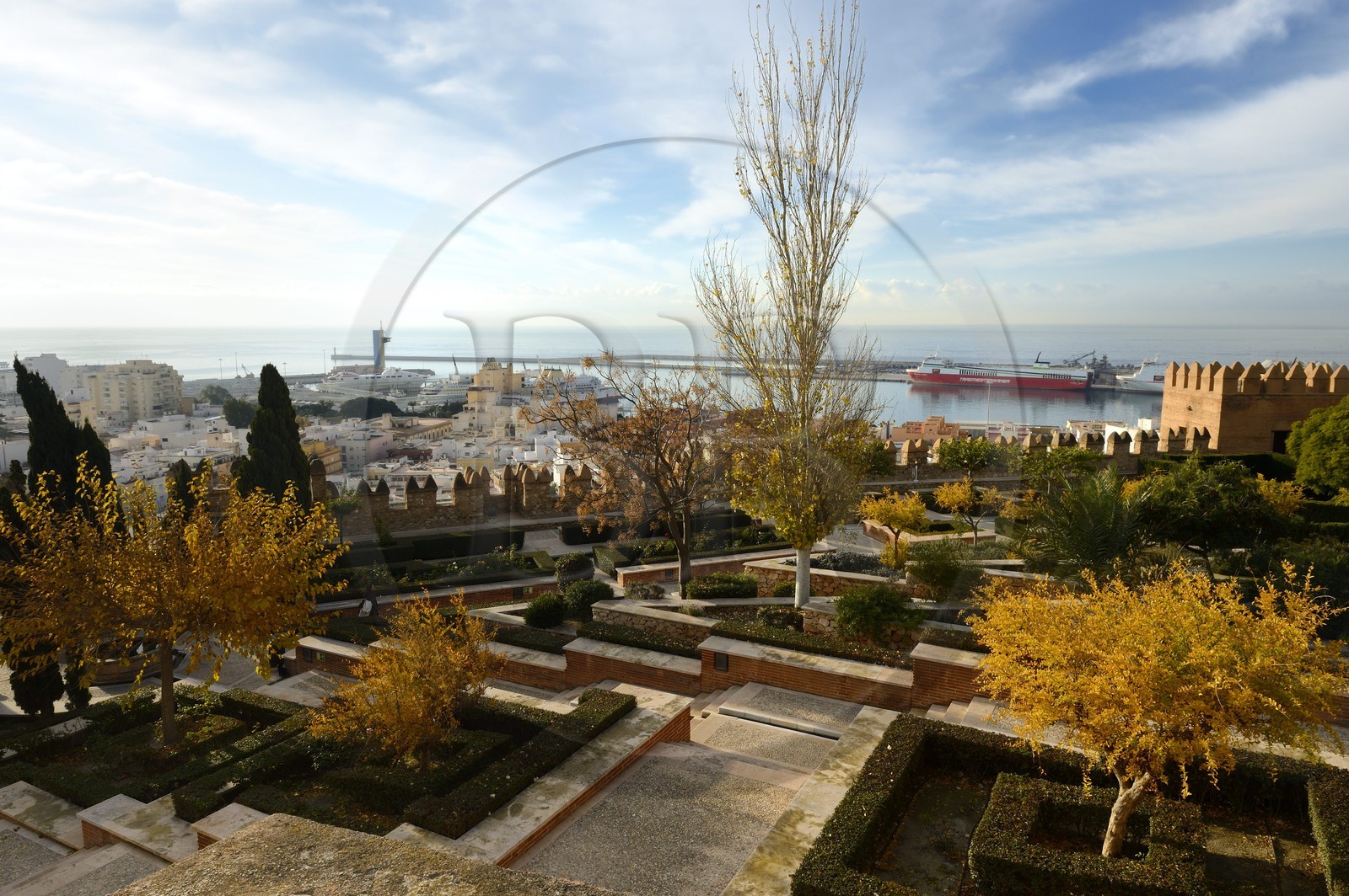 Espagne, Andalousie, Almeria, la forteresse la Alcazaba surplombant la vieille ville de la Medina et le port