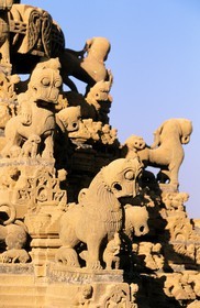 Inde, état du Rajasthan, Jaisalmer, sculptures sur le toit d'un temple