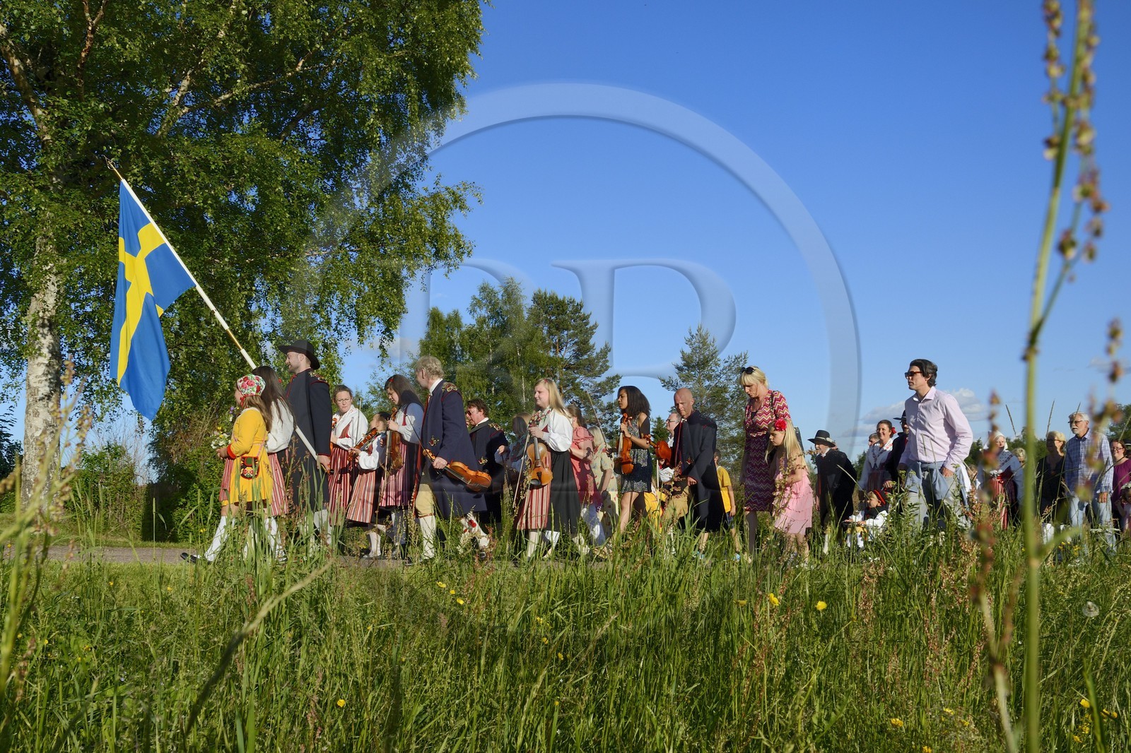 Suède, comté de Dalécarlie, région de Leksand, défilé en costume traditionnel pour les célébrations du solstice d'été dans le petit hameau de Hjulbäck