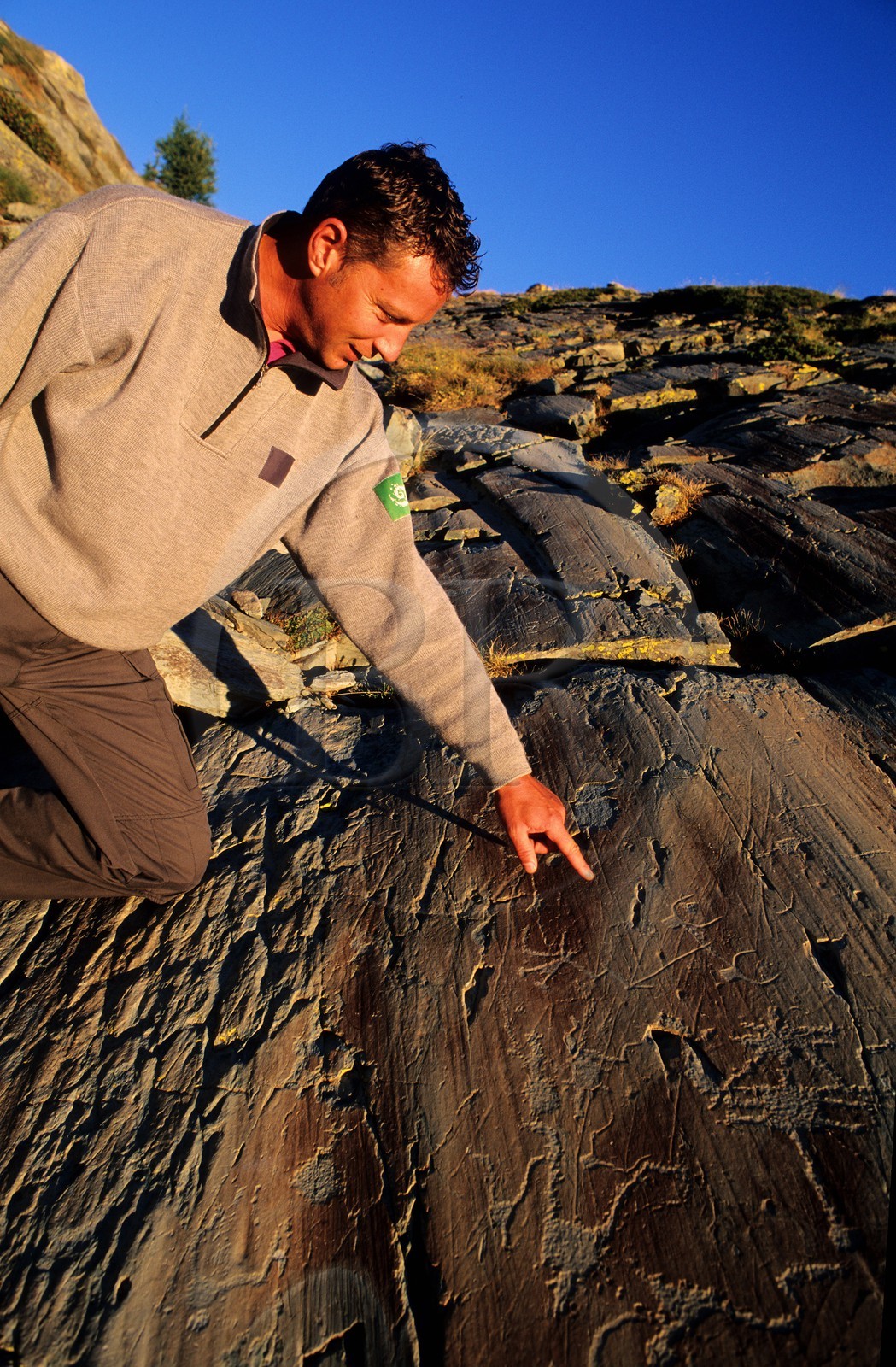 France, Alpes-Maritimes (06), parc national du Mercantour, Vallée des Merveilles vers Fontanalbe, gravures rupestres de la voie sacrée (1800-1500 av. J.-C.) présentées par le garde du parc Yannick Bielle