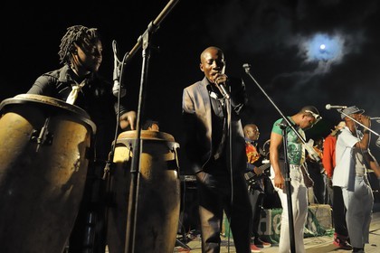 Tanzanie, Dar es-Salaam, le restaurant bar et lieu de concert Cine Club à Mikocheni sur la plage, groupe de musique congo-tanzanienne