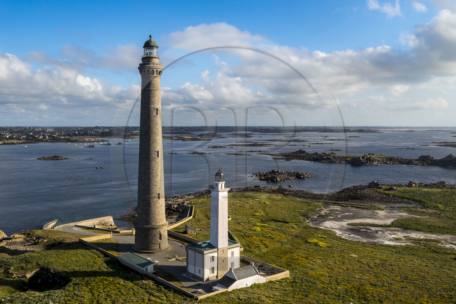 France, Finistère (29), Pays des Abers, Ile Vierge dans l'archipel de Lilia, le phare de l'Ile Vierge, le plus haut phare d'Europe avec 82,5 mètres, et l'ancien phare de 1845 (vue aérienne)