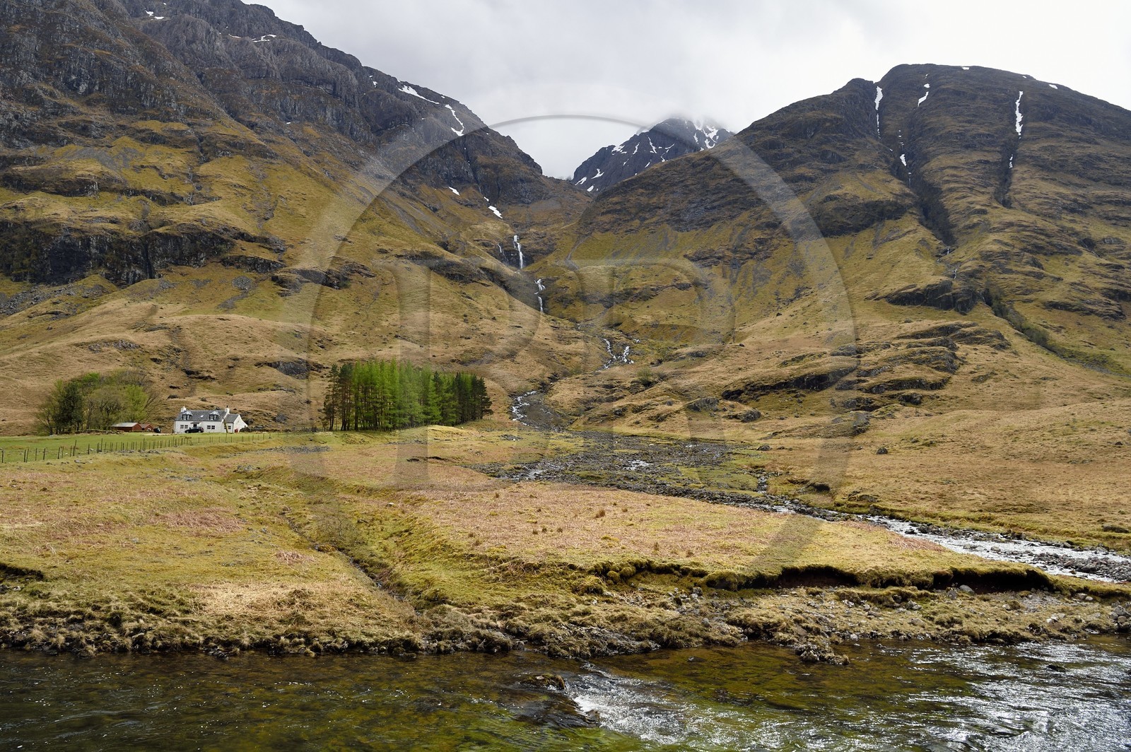 Royaume-Uni, Ecosse, Highland, Glencoe, maison isolée dans la vallée de Glen Coe (lieu du massacre des Mac Donald par les Campbell)