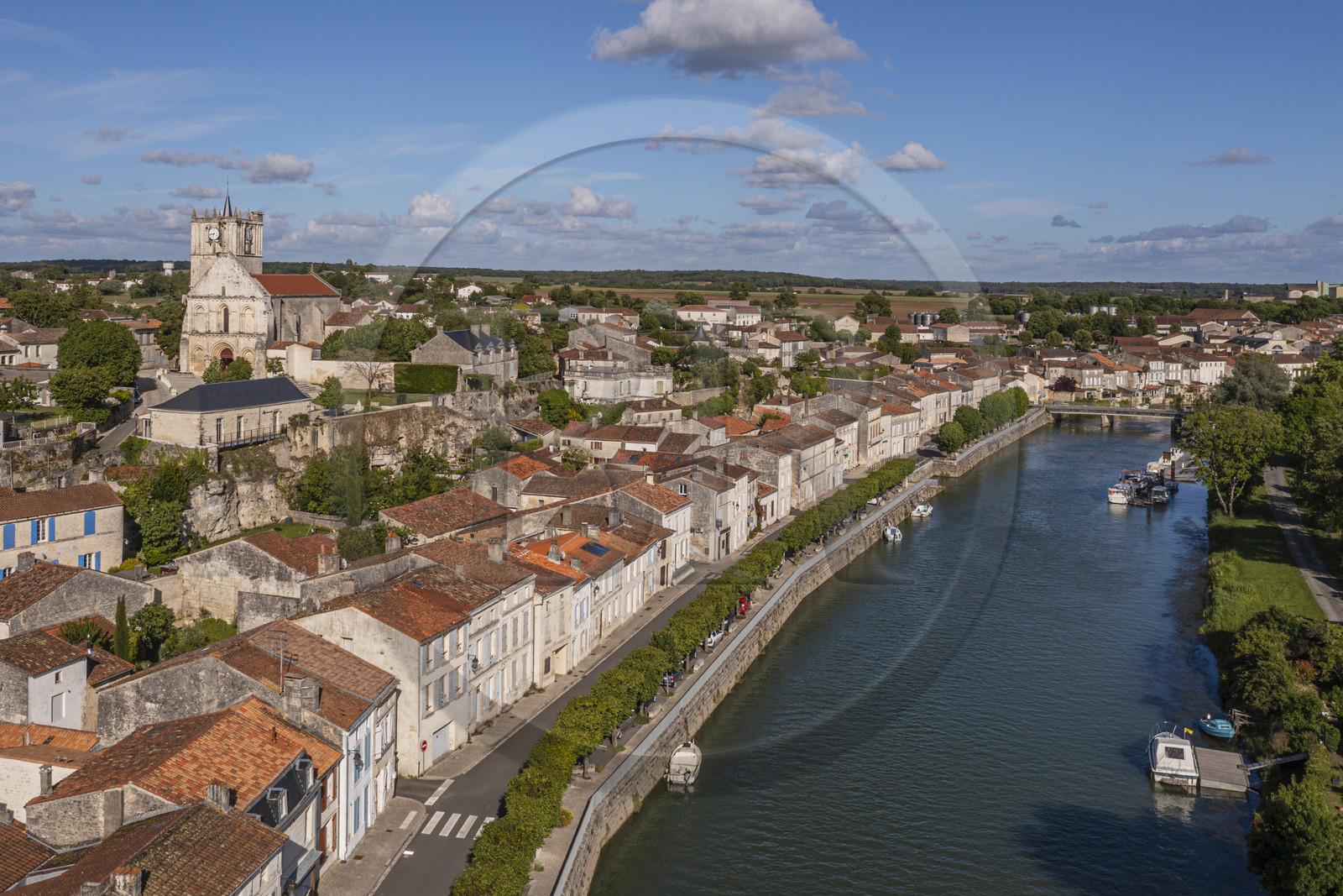 France, Charente-Maritime (17), Saintonge, Saint-Savinien, labellisé Villages de pierres et d'eau, le village au bord de la Charente (vue aérienne)