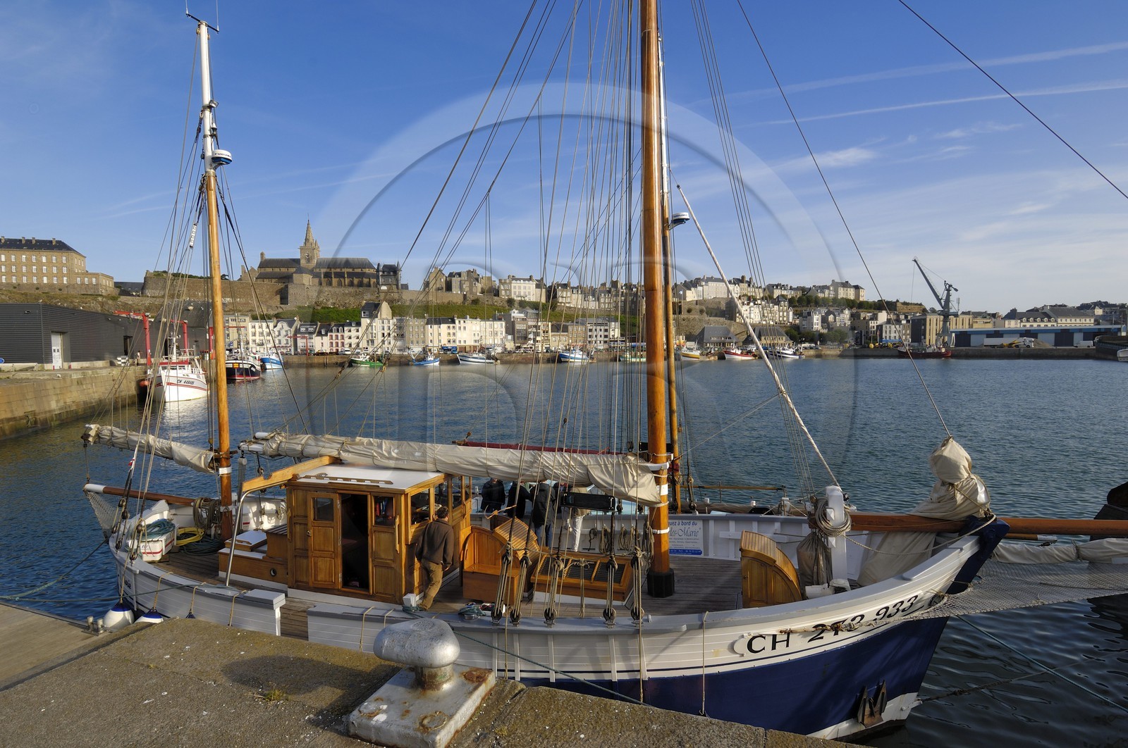 France, Manche (50), Granville, le Bassin à Flot du port de pêche au pied de la Haute-Ville