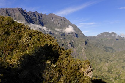 France, île de la Réunion, cirque de Salazie, classé Patrimoine Mondial de l'UNESCO, le Piton des Neiges à gauche