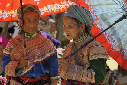 Vietnam, province de Lao Cai, région de Bac Ha, marché de Can Cau, femmes de la minorité Hmong Fleur