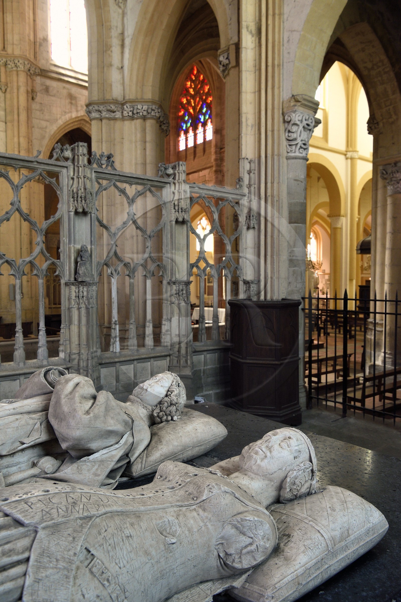 France, Allier (03), ancienne province du Bourbonnais, Souvigny, l'église prieurale clunisienne Saint-Pierre-et-Saint-Paul, nécropole ducale des Ducs de Bourbon, gisants du duc Charles Ier de Bourbon et de son épouse Agnès de Bourgogne, oeuvre du sculpteur Jacques Maurel dans la Chapelle neuve (XVe siècle)