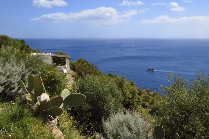 Italie, Sicile, iles Eoliennes, classées Patrimoine Mondial de l'UNESCO, Ile de Lipari, maison traditionnelle sur la cote Sud-Est