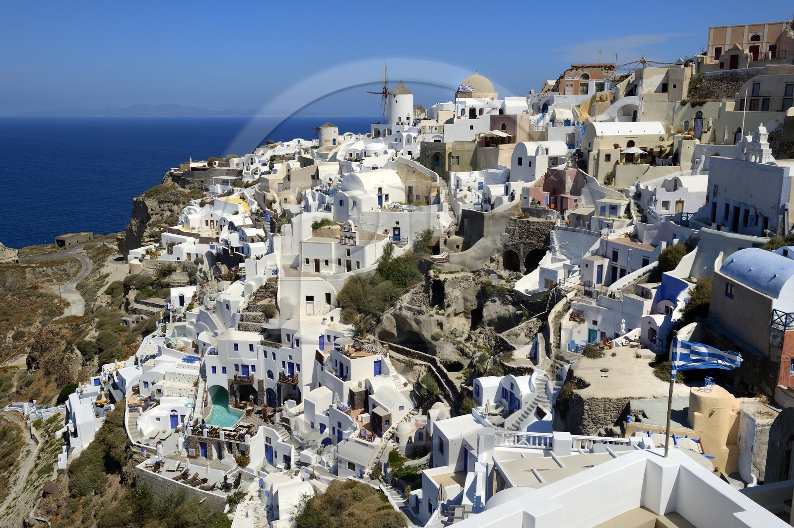 Grèce, Les Cyclades, mer Égée, île de Santorin (Thira ou Théra), moulin à la pointe nord ouest du village de Oia
