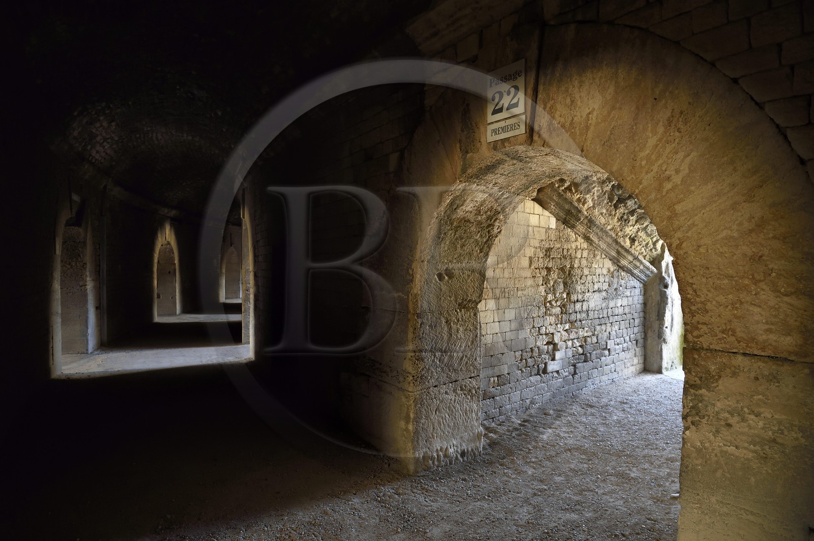 France, Bouches-du-Rhône (13), Arles, les Arènes, amphithéâtre romain de 80-90 après JC, classé Patrimoine Mondial de l'UNESCO, sous les tribunes