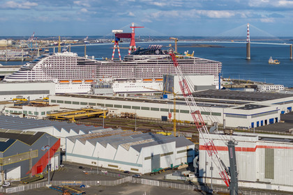 France, Loire-Atlantique (44), Saint-Nazaire, le paquebot de 333m MSC World America construit par les Chantiers de l'Atlantique quelques jours avant son lancement (vue aérienne)
