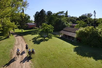 Argentine, province de Buenos Aires, San Antonio de Areco, groupe de gauchos à cheval devant l'estancia La Bamba de Areco