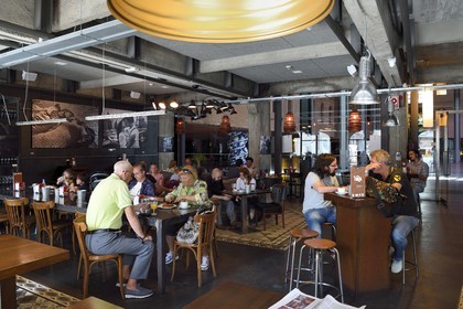 Espagne, Pays basque espagnol, Biscaye, Bilbao, Azkuna Zentroa, ancien entrepot vinicole municipal Alhóndiga datant de 1909 entierement restructuré par Philippe Starck pour accueillir un centre culturel et de loisirs