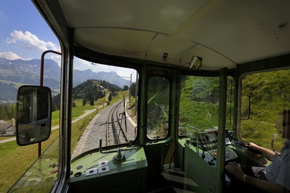 Suisse, canton de Vaud, Villars-sur-Ollon, train qui rejoint la gare de Bretaye
