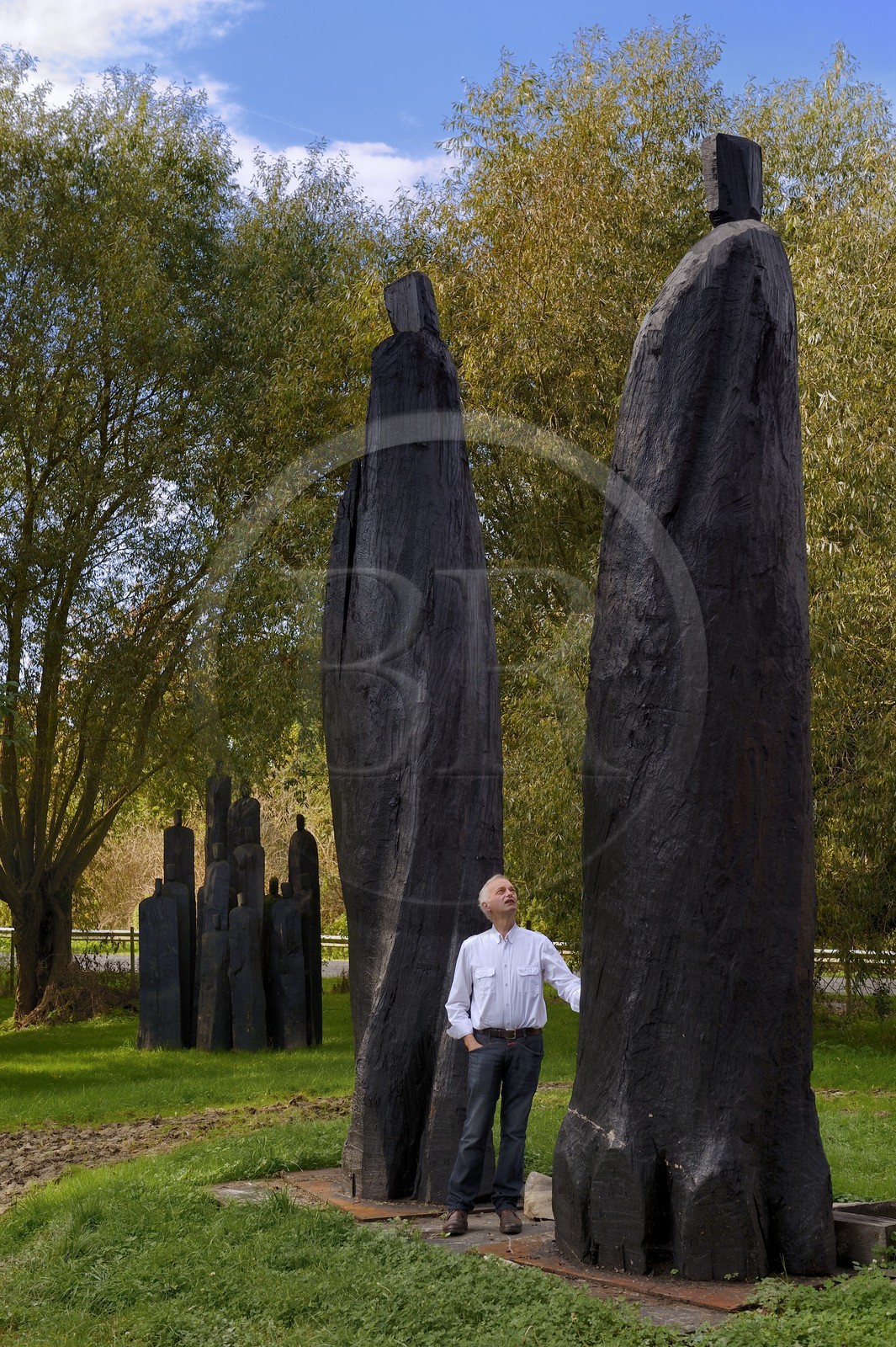 France, Marne (51), Beaumont-sur-Vesle, le sculpteur Christian Lapie entouré de ses sculptures dans son atelier extérieur