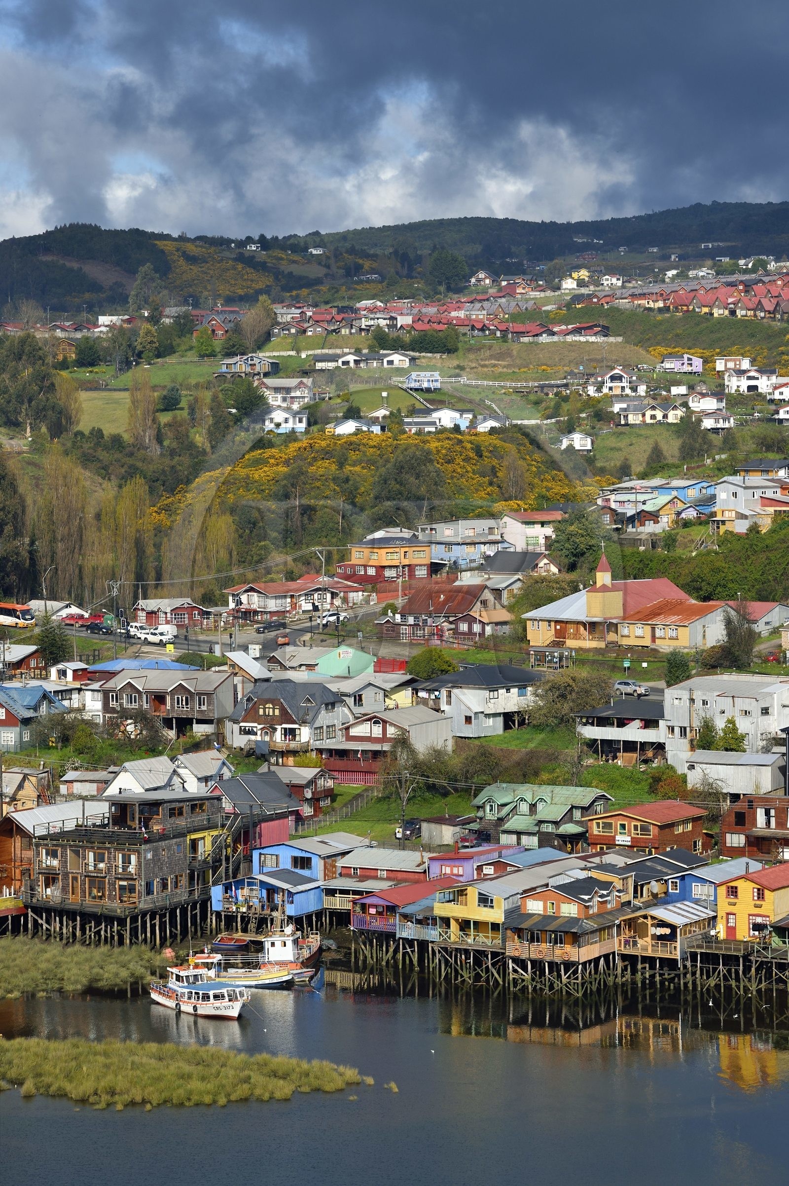 Chili, région de Los Lagos, Ile de Chiloé, ville de Castro, maisons de pecheurs en bois sur pilotis appelés palafitos dans l'estuaire de la rivière Gamboa