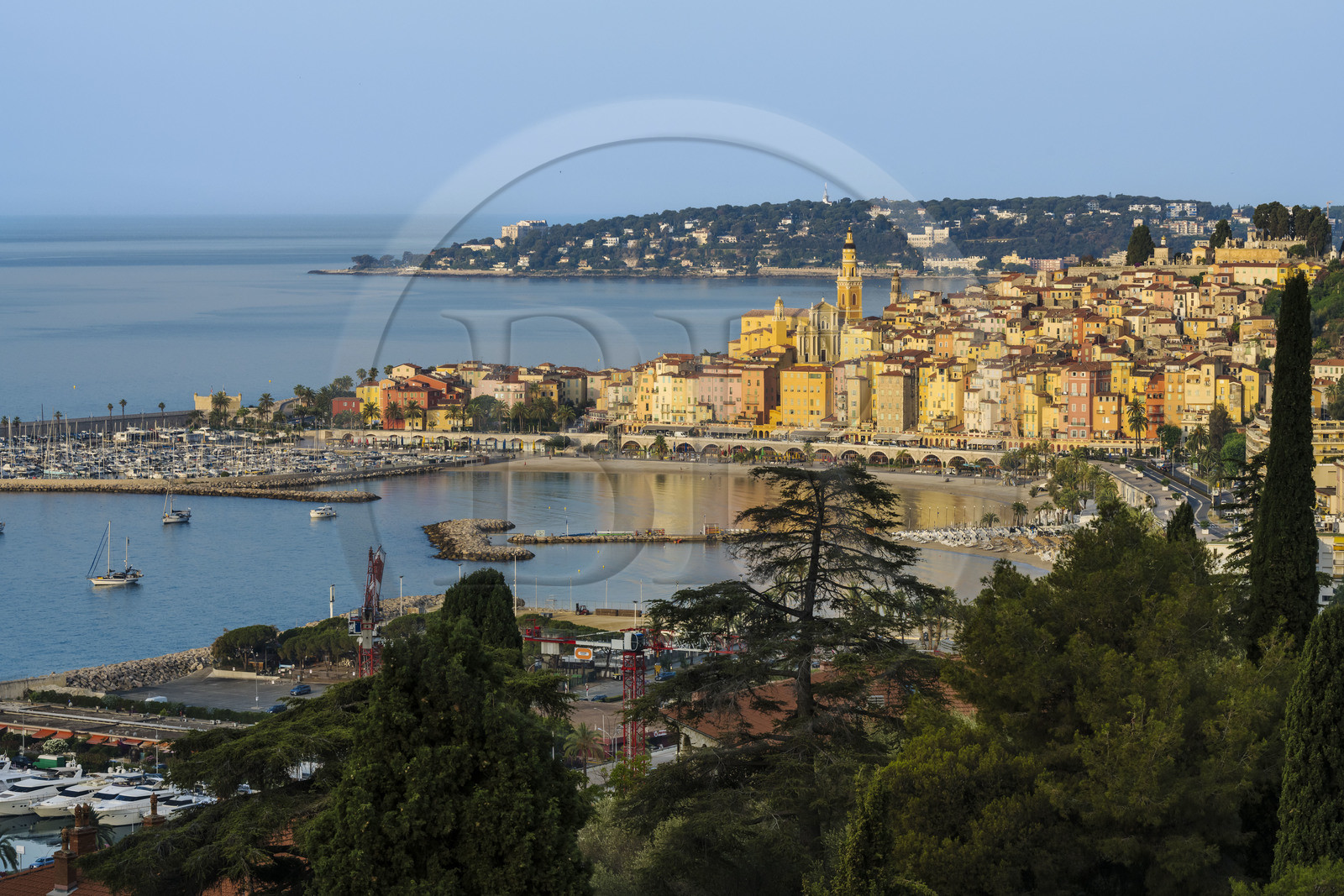 France, Alpes-Maritimes (06), Menton, la vieille ville dominée par la Basilique Saint Michel