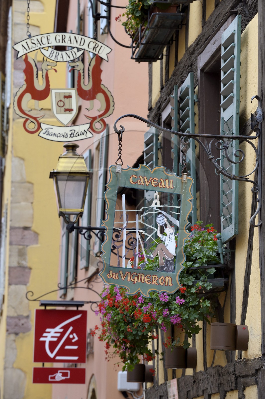 France, Haut-Rhin (68), Route des Vins d'Alsace, Turckheim, enseigne de restaurant dans la Grand Rue