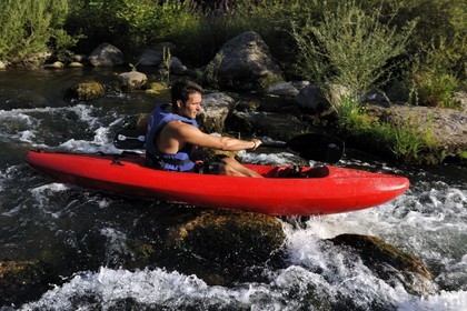 France, Hérault (34), vallée de l' Orb, descente en canoë-kayak de la rivière Orb au moulin de Travassac à Mons la Trivalle, Sylvain Cathala de Ateliers Rivière Randonnées