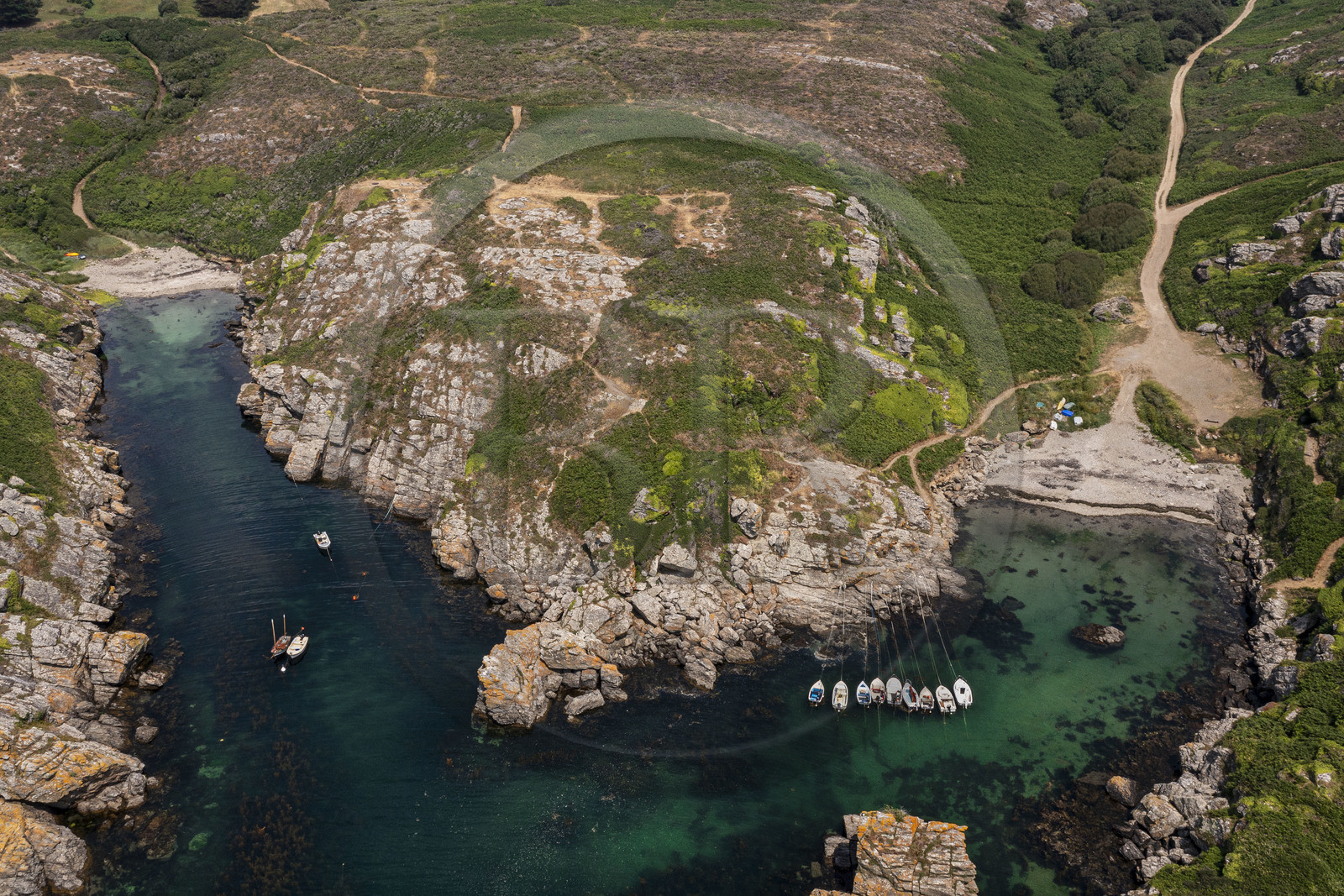 France, Morbihan (56), Ile de Groix, Port Saint-Nicolas sur la côte Sud et la petite plage de Kerloret en arrière plan à gauche(vue aérienne)