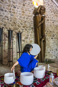France, Var (83), Provence Verte, Bras, la maison d'hotes Le Peyrourier - une campagne en Provence, le voyage sonore de l'artiste musicienne Yasi Zandi dans l'ancienne chapelle templière reconstruite