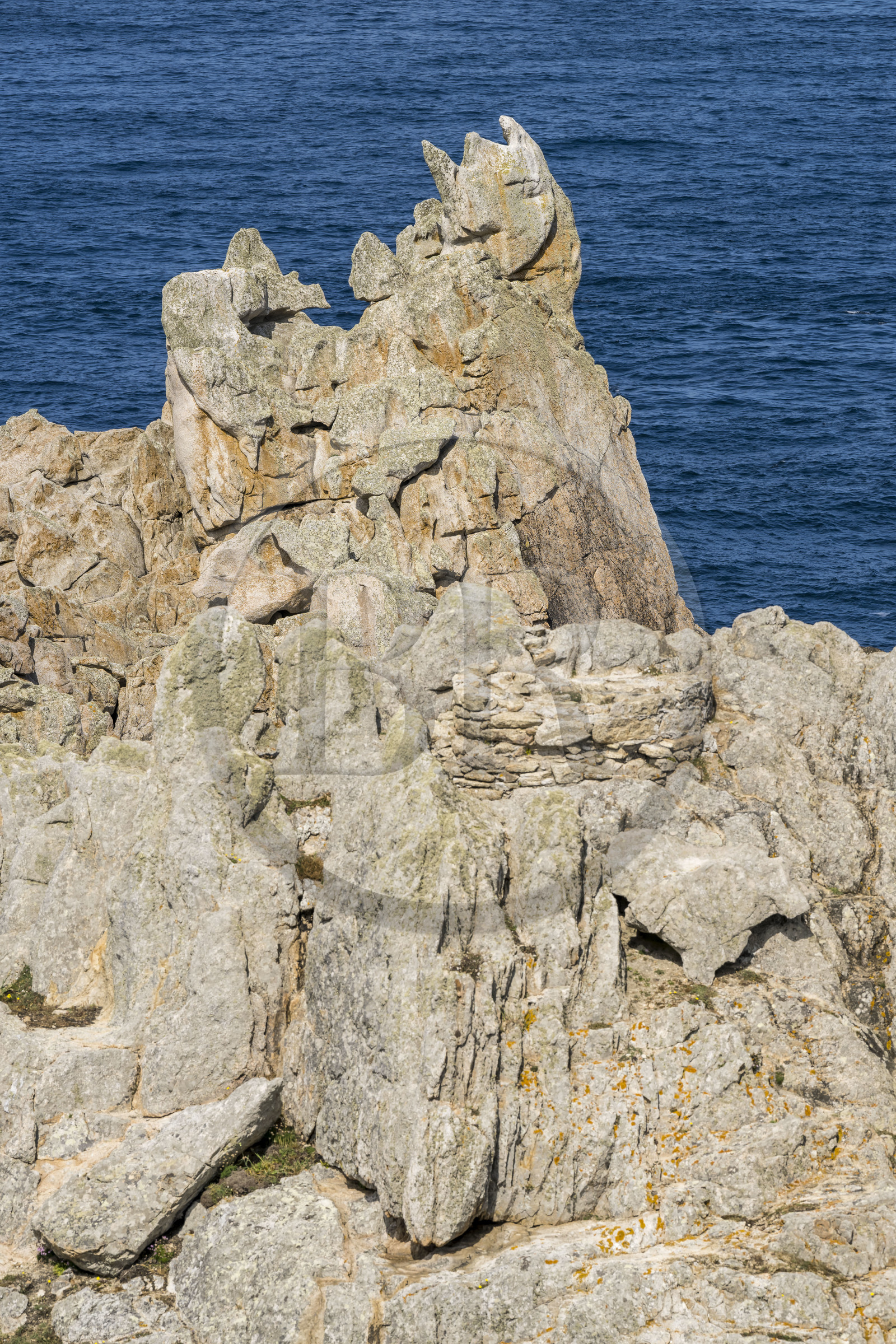 France, Finistère (29), Mer d'Iroise, Ile d'Ouessant, rochers façonnés par les tempêtes au pied du phare du Créac’h, certains ont des formes originales ici le Roi Gradlon