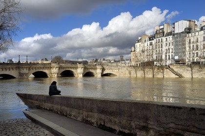 France, Paris (75), les rives de la Seine, classées Patrimoine Mondial de l'UNESCO, la crue de la Seine de janvier 2018, le Pont Neuf et le quai des Orfèvres