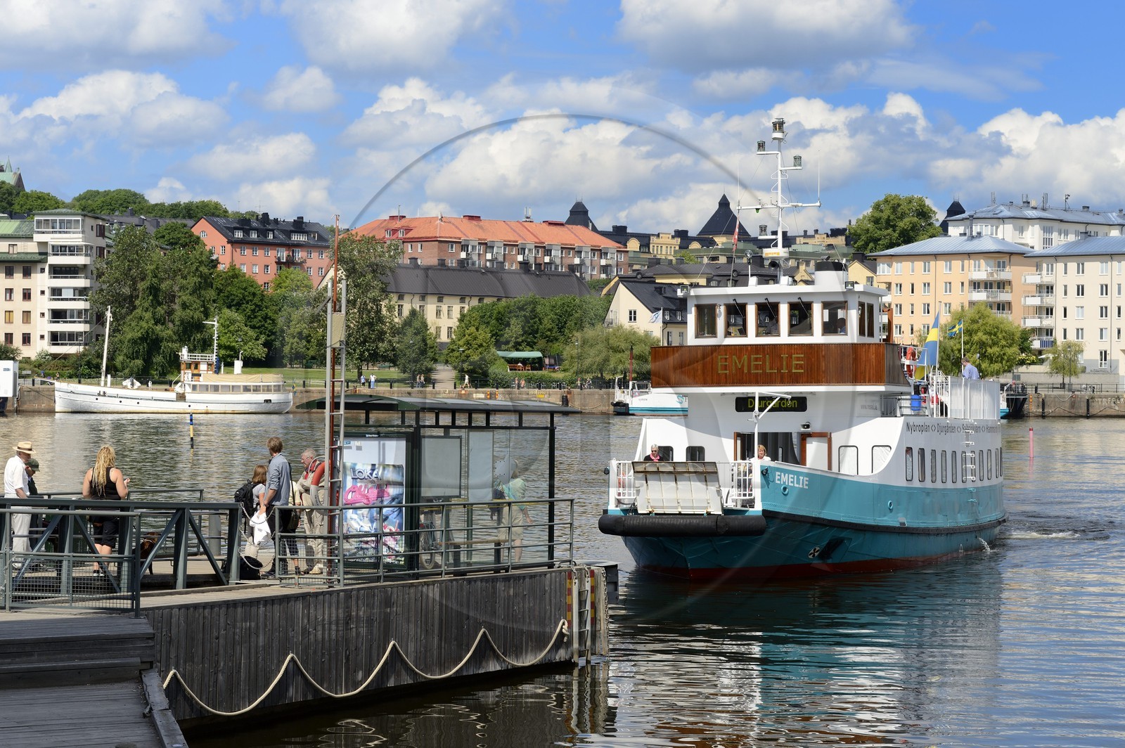 Suède, Stockholm, l'écoquartier Hammarby Sjostad précurseur en matière de développement durable, ferry sur le lac Hammarby