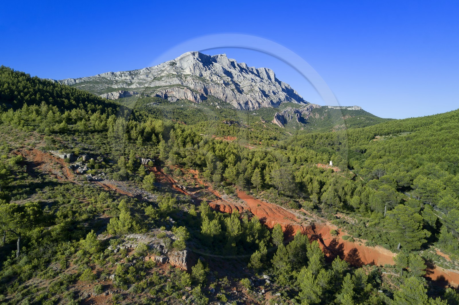 France, Bouches-du-Rhône (13), Pays d'Aix en Provence, vers le Tholonet, la Montagne Sainte Victoire, route Cézanne (vue aérienne)