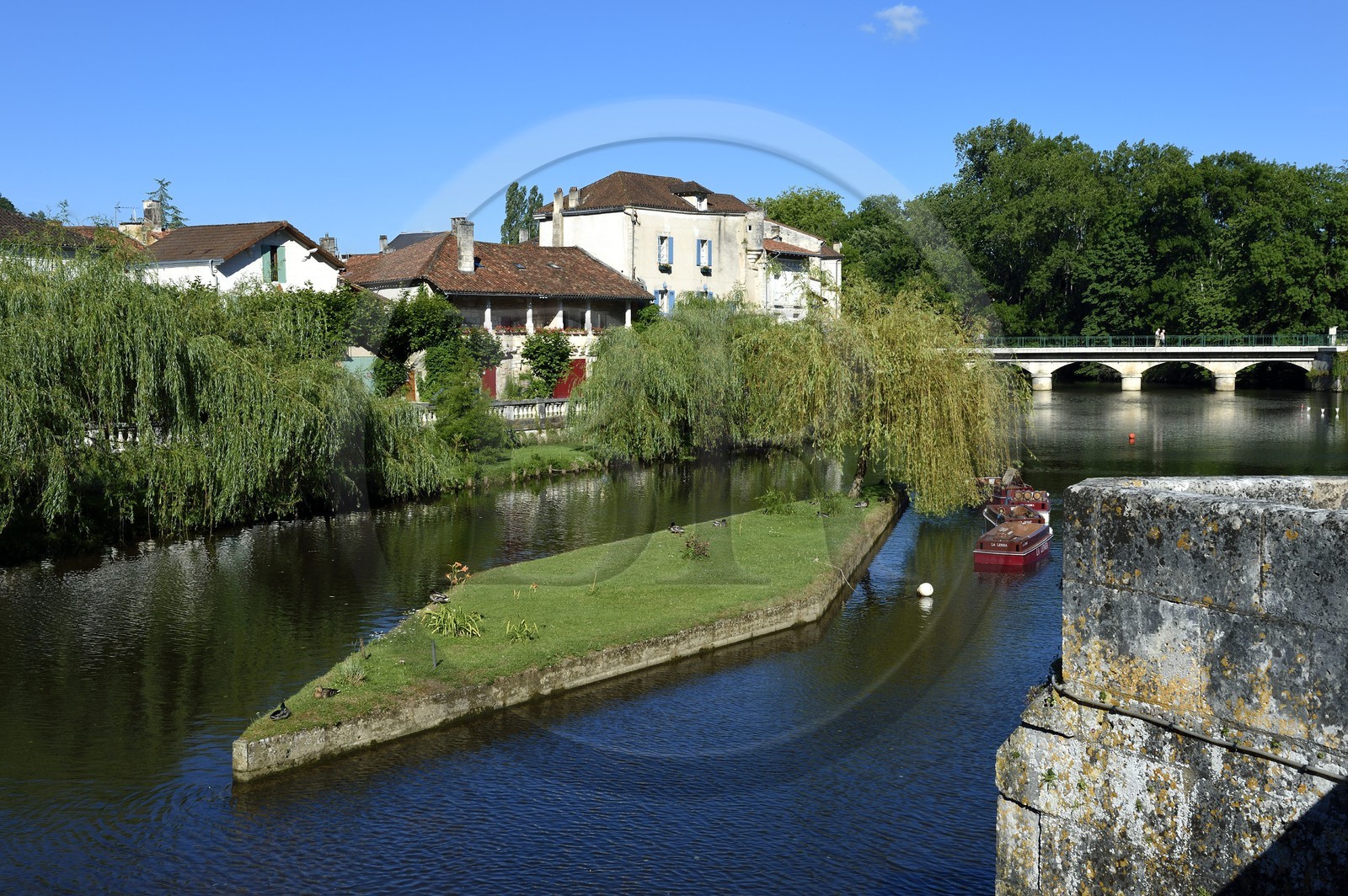 France, Dordogne (24), Brantôme, maisons historiques en bordure de la Dronne
