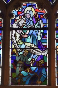 France, Meuse (55), Clermont-En-Argonne, église Saint-Didier, vitrail de Jacques Grüber, revisite de la Pieta du sculpteur Ligier Richier à Etain et pretre bénissant un soldat de la première guerre mourant