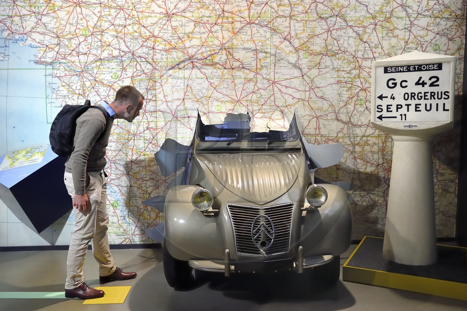 France, Puy-de-Dôme (63), Clermont-Ferrand, L'Aventure Michelin, musée retraçant toutes les activités du groupe Michelin, panneaux de signalisation qui ont jalonné toutes les routes de France et cartes géantes, la 2 CV de Citroën qui appartenait à Michelin