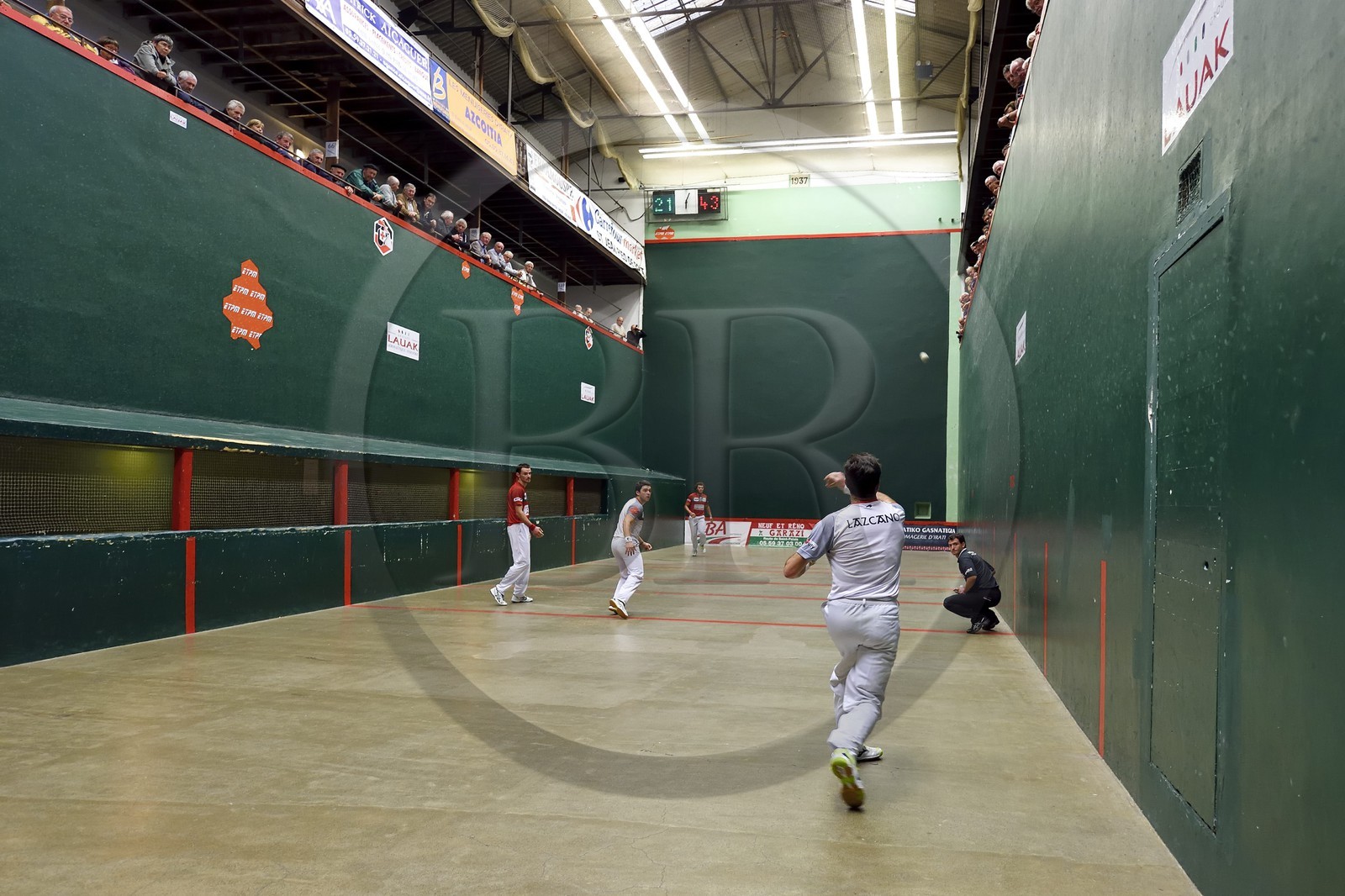 France, Pyrenees Atlantiques, Basque Country, Saint Jean Pied de Port, trinquet Garat, traditional Basque pelota party with bare hand for the Chasseurs (hunters) Cup
