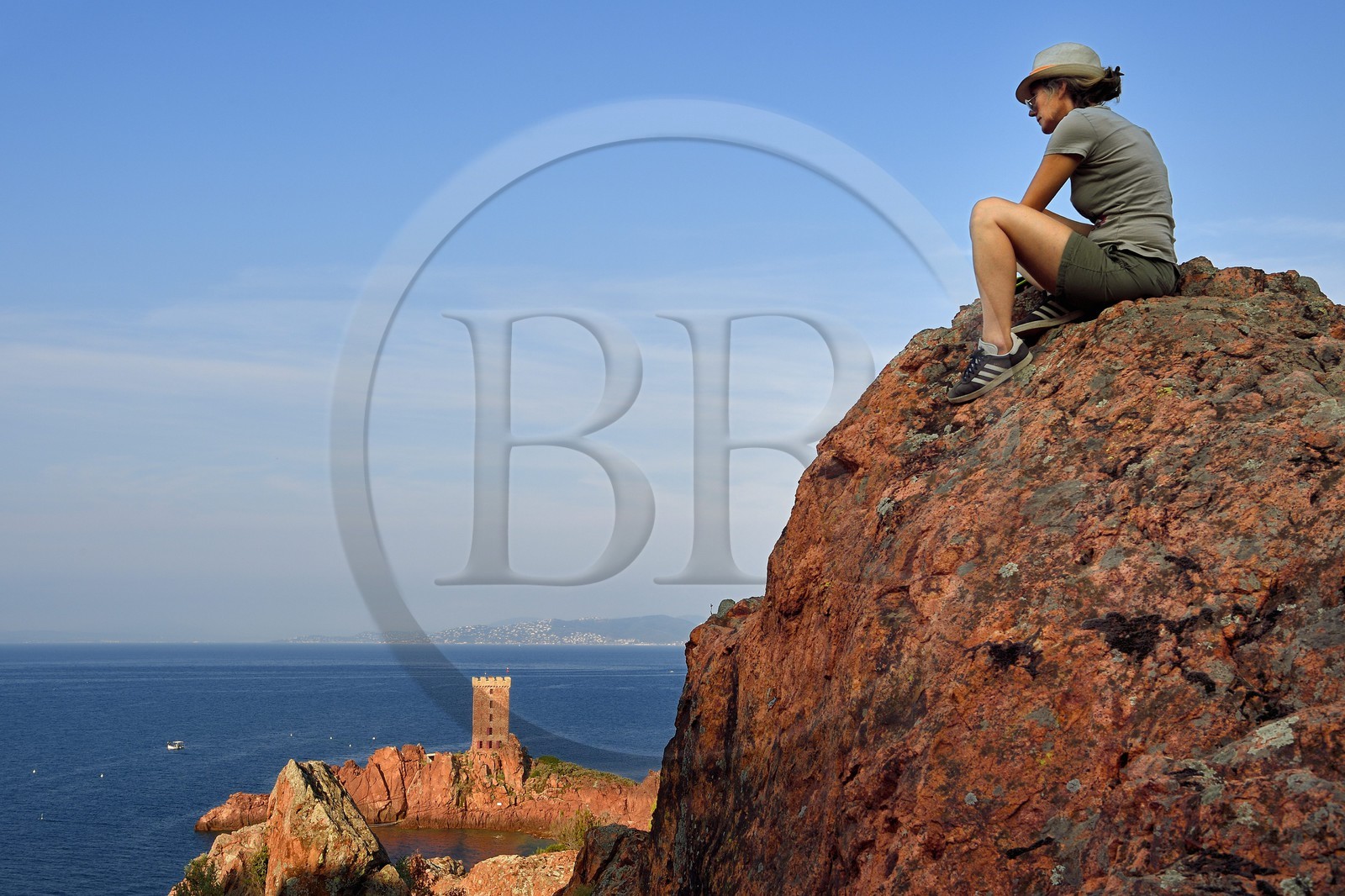 France, Var (83), Agay commune de Saint-Raphaël, massif de l'Estérel, la Corniche d'Or, la tour de l'Ile d'Or au large du cap du Dramont