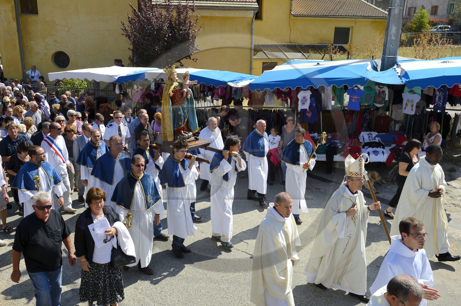 France, Haute-Corse (2B), région du Niolu (Niolo), Casamaccioli, fête de la Santa du Niolu où l'on célèbre la Nativité de la Vierge, procession des membre des confréries religieuses