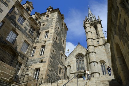 France, Finistère (29), Morlaix, l'église Saint-Melaine  Hôtel dit de François du Parc à gauche