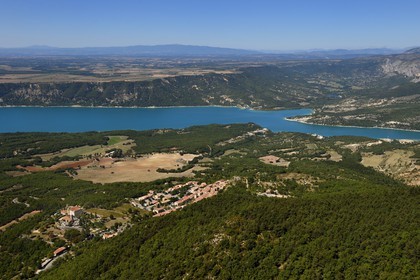 Var (83) rive gauche et Alpes-de-Haute-Provence (04) rive droite, Parc Naturel Régional du Verdon, lac de Sainte Croix à la sortie des Gorges du Verdon, au premier plan le chateau d'Aiguines datant de la Renaissance et l'église Saint-Jean (vue aérienne)