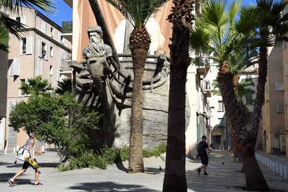 France, Var (83), Toulon, Bateau sculpture réplique de la proue de la frégate La Flore avec Neptune en figure de proue sur la place Vatel, rue Vezzani et traverse des Capucins