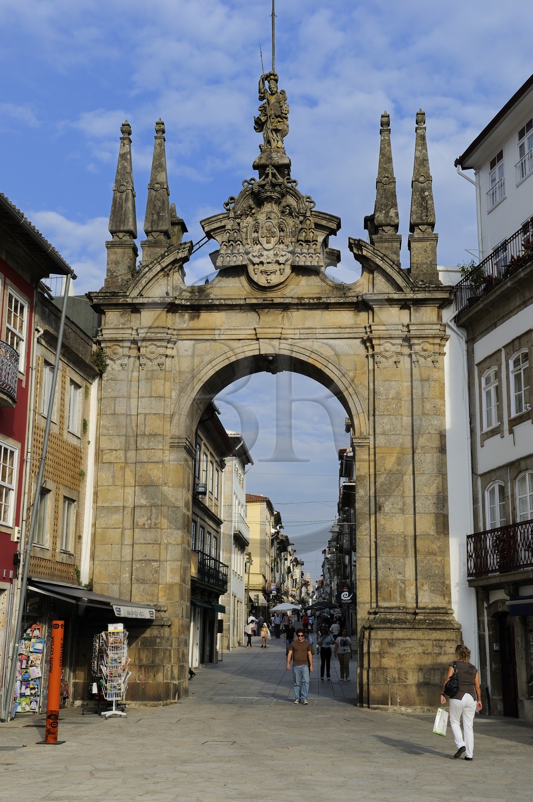Portugal, région du Minho, Braga, Arco da Porta Nova qui ouvre sur la rue do Souto