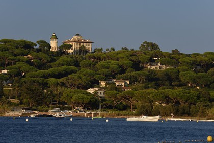 France, Var (83), Saint-Tropez, baie des Canebiers et le chateau Borelli